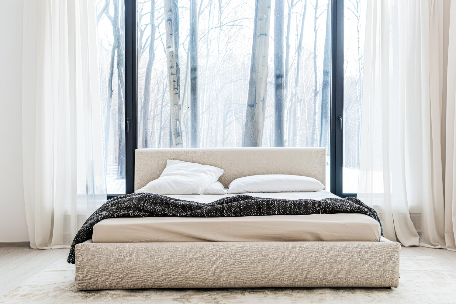 El interiorismo y la decoración de alto nivel en el Principado de Andorra se convierten en una experiencia de lujo y exclusividad para familias con gran poder adquisitivo, que buscan crear espacios singulares, acogedores y llenos de personalidad. En PirinHouse les damos la posibilidad de disfrutar de una decoración e interiorismo de alto standing, único y exclusivo en Andorra Cada proyecto es completamente personalizado: nuestro equipo asesora de forma individualizada en la elección de tejidos, colores, texturas y acabados para conseguir ambientes únicos en su hogar donde cada detalle marca la diferencia. Desarrollamos y confeccionamos cortinas, estores, almohadas y complementos textiles a medida, camas, cabezales, alfombras artesanas, apostando por materiales de alta calidad, marcas de prestigio y acabados artesanales.  Garantizamos la caída perfecta y una combinación armoniosa de todos los elementos para que el espacio refleje elegancia, confort y sofisticación. Nos ocupamos de todo el proceso: desde la toma de tamaños y el diseño, hasta la confección y la instalación final, para que no tengas que preocuparte de nada. Nuestra filosofía se basa en crear espacios de alto standing que combinan funcionalidad, estilo contemporáneo y atemporalidad, adaptándose siempre al gusto y necesidades exclusivas de cada familia.  Analizamos a fondo el proyecto, desde la distribución y las superficies hasta la selección de pavimentos, paredes, muebles, textiles e iluminación. Con el uso de planos, rénderes y muestras, podrás visualizar el resultado antes de la ejecución y tomar decisiones con total seguridad. Nos inspiramos en las últimas tendencias internacionales, pero priorizamos tu visión para que cada rincón de tu casa sea elegante, armónico y plenamente funcional. Disponemos de un abanico de muestras, imágenes y proyectos realizados para que puedas imaginar tu futuro espacio y dejes volar la creatividad. ¿Quieres transformar tu casa o tu piso con cortinas a medida o un proyecto de decoración de alto standing único y personalizado? Contacta con nosotros y deja que te ayudemos a hacer realidad el hogar de tus sueños en Andorra, convirtiendo cada estancia en una muestra de excelencia, buen gusto y exclusividad. PIRINHOUSE ANDORRA Telèfon: +376 367 246 pirinhouse@pirinhouse.com  https://pirinhouse.com/  https://domotica-electricitat-andorra.com/ 