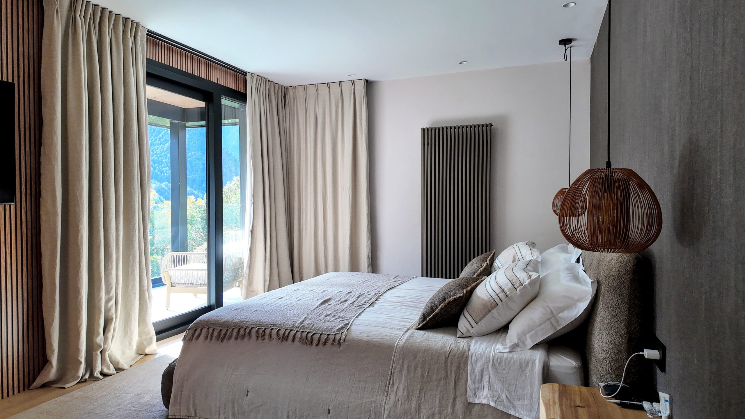 Empresa destacada en el sector de la DOMÒTICA INTEGRAL A ANDORRA, CONSTRUCCIÓ INTEGRAL, REFORMES DE LA LLAR I lampisteria professional situada a Andorra.  Amb una important trajectòria de cinc anys en el Principat, aquesta empresa porta un bagatge de vint-i-cinc anys d’experiència en diversos serveis tècnics especialitzats.  Els nostres àmbits d’expertesa inclouen la construcció integral, l’aire condicionat, l’aerotèrmia, la calefacció, l’electricitat, la lampisteria en general, així com les reformes integrals. La nostra reputació es basa en la qualitat del servei i l’atenció personalitzada que oferim als nostres clients.  Ens comprometem a proporcionar solucions eficients i adaptades a les necessitats específiques de cada projecte, garantint resultats òptims i duradors.  La nostra filosofia de treball se centra en la confiança, la professionalitat i la innovació constant, elements que ens han permès consolidar-nos com una referència en el mercat andorrà. Reformes de la llar a Andorra empresa de reformes de qualitat Reformes de qualitat a Andorra la millor empresa de reformes de la llar d'Andorra, empresa Andorrana amb anys d'experiència. DOMÒTICA INTEGRAL | AIRE CONDICIONAT | ELECTRICITAT | PLADUR PLACO | LAMPISTERIA | CALEFACCIÓ | REFORMES EN GENERAL: CASES, PISOS, HOTELS, APARTAMENTS LOCALS, BOTIGUES, XALETS, GARATGES I BORDES TÍPIQUES ANDORRANES.