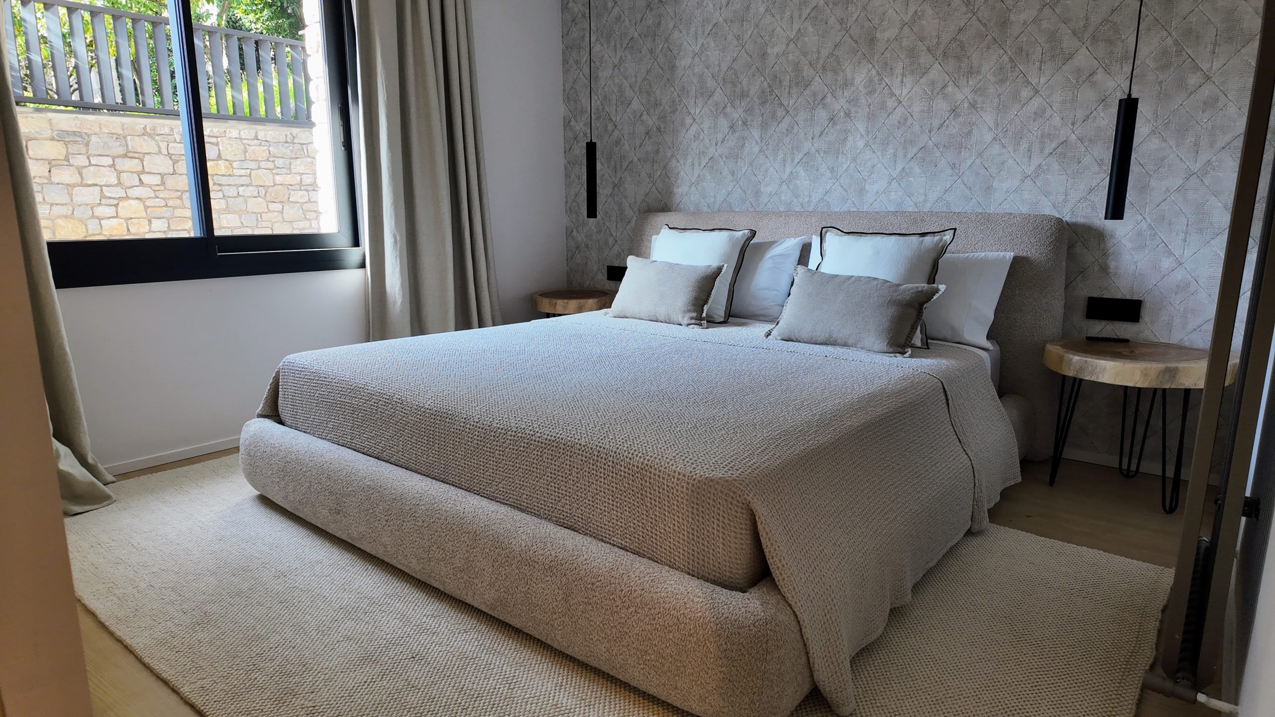 Ofrecemos servicios profesionales de tapicería prémium. PIRINHOUSE ANDORRA. Telèfon: +376 367 246. pirinhouse@pirinhouse.com . https://pirinhouse.com/ Tapicerías tanto para interiores como exteriores, en proyectos dirigidos por la diseñadora de interiores Denize, aportando distinción y sofisticación a cada espacio. Llevamos a cabo trabajos personalizados en sofás, sillas, colchas, paredes, cortinas y alfombras, utilizando materiales de alta calidad y técnicas especializadas para renovar y fabricar sofás, sillones, camas, colchonetas, cojines y más, garantizando gran durabilidad y acabados impecables en cada pieza, siempre bajo la dirección creativa de Denize. Gracias a la experiencia de nuestro equipo y a la visión estética de Denize, logramos acabados prémium y duraderos que transforman el aspecto de su hogar, terraza o jardín, elevando el diseño a un nivel lujoso y funcional. Trabajamos exclusivamente con los mejores textiles hidrófugos e ignífugos, cumpliendo con las más exigentes normativas europeas de seguridad, seleccionadas cuidadosamente por Denize para cada ambiente. En nuestro catálogo podrá encontrar las mejores marcas de textiles para tapicerías y cortinas. Por ejemplo, AB Tapicería ofrece materiales de relleno de alta calidad, diseñados a medida para cada proyecto, combinando precisión y atención personalizada con años de experiencia en el sector. AB Tapicería especialistas en venta de espuma, floca y guata adaptadas a las necesidades específicas de cada cliente, ofreciendo productos duraderos, cortes precisos y un servicio cercano pensado tanto para profesionales como para particulares exigentes que buscan soluciones fiables y prémium. Las colecciones textiles Armura ofrecen una amplia selección de tejidos naturales como linos y algodones, además de materiales sintéticos como el poliéster FR, Clase 1 o Trevira, ideales para instalaciones que requieren tejidos ignífugos. Bajo la asesoría de Denize, se presentan coordinados de tapicería con estilos cosmopolitas y grandes clásicos de la decoración, permitiendo que cada propuesta se adapte a los proyectos más exigentes. Tejidos de tapicería Camengo, pertenecientes al prestigioso Grupo Casamance, implican estudios de diseño independientes donde estilistas, coloristas y diseñadores trabajan día a día para reinventar el diseño de interiores. Las colecciones Camengo, elegidas por Denize para sus proyectos de interiorismo prémium en Andorra, destacan por su modernidad, creatividad y originalidad, ideales para cortinas y tapizados que transforman salones y dormitorios en espacios llenos de estilo y personalidad. Este fabricante francés de telas comparte inspiraciones únicas para crear interiores y ambientes especiales, apostando por diseños vibrantes y contemporáneos. Elegir Camengo, bajo el asesoramiento de Denize, es apostar por una nueva vida para cada estancia, siguiendo las tendencias y el estilo que usted desea. Nuestro catálogo incluye la colección Hortense, con motivos de hojas perfectos para rejuvenecer cualquier rincón, o la tela Guatemala, con diseño geométrico en varios colores, ideal para sillones y cabeceros de cama, así como el modelo Managua, perfecto para estores con estilo y acabado bordado. Por eso, si busca telas para cortinas o tapizados exclusivos, Camengo es una gran elección. En nuestra empresa, con la intervención de Denize, podrá disfrutar de propuestas de gran calidad, diseño singular y exclusivo . Aldeco nos acompaña con sus telas, cortinas y papeles pintados decorativos, convirtiendo sueños en elegantes realidades gracias a colecciones inspiradas en las tendencias internacionales y el patrimonio cultural. Fischbacher 1819, marca suiza con más de dos siglos de historia, se distingue por su pasión por la calidad y la confección exquisita en mantas, colchas, cortinas y cojines decorativos, aportando atmósferas cálidas y exclusivas bajo la dirección certera de Denize. Las creaciones de Christian Fischbacher y Fischbacher 1819, cuidadosamente seleccionadas en nuestros proyectos por Denize, ofrecen tejidos que deleitan los sentidos y aportan distinción tanto en estilos modernos como clásicos. Telas para cortinas, voiles y mantas garantizan perfección en cada ambiente del hogar. Casamance, referente en tapicerías, papeles pintados y accesorios decorativos, lanza colecciones inspiradoras dos veces al año, con telas, revestimientos y productos que permiten a Denize marcar tendencia en cada diseño. Sus tejidos, papeles y accesorios revitalizan interiores contemporáneos, creando espacios auténticos y dotados de sofisticada elegancia. Con la participación activa de Denize en cada proceso de diseño, asesoramos a nuestros clientes con pasión y profesionalidad, adaptando las propuestas de las mejores marcas internacionales para que cada hogar luzca impecable, acogedor y a la vanguardia de la decoración actual. 