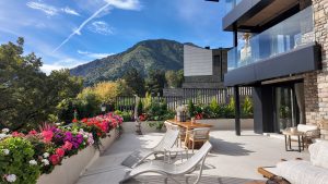 Innovación y lujo para chalets en Andorra Un chalet de lujo en el Principado de Andorra no solo destaca por su ubicación en un paraje único de los Pirineos, sino también por las múltiples posibilidades de domótica, seguridad, ocio y confort que pueden instalarse hoy en día. Estas aplicaciones convierten cualquier propiedad exclusiva en una experiencia personalizada y conectada, ideal para quienes buscan calidad de vida y tecnología avanzada en su hogar.​​ Automatización y domótica inteligente La domótica es una de las principales aplicaciones estrella de los chalets de lujo. Con sistemas inteligentes, es posible controlar la iluminación, persianas, climatización, audio, video, y electrodomésticos desde el teléfono inteligente o tablet. La integración con asistentes de voz como Alexa, Google Home y Siri aporta comodidad y eficiencia energética para gestionar escenarios personalizados según las necesidades de cada momento.​ Control de iluminación y temperatura por zonas para confort y ahorro​ Persianas y cortinas automáticas programables Gestión remota de electrodomésticos y sistemas de riego Seguridad avanzada y vigilancia La seguridad es vital en viviendas de alto standing. Sistemas de cámaras CCTV conectadas, alarmas de última generación con aviso a central, control de accesos por huella dactilar, reconocimiento facial o tarjetas, y sensores perimetrales son habituales en chalets de lujo.​ Cámaras IP en tiempo real accesibles desde cualquier lugar​ Alarmas inteligentes integradas con el móvil Cerraduras electrónicas y videointerfonía Ocio y bienestar a medida Invertir en aplicaciones de entretenimiento y bienestar da ese toque diferenciador a cualquier chalet. Gimnasios privados con maquinaria conectada, zonas spa con jacuzzis gestionados digitalmente, piscinas climatizadas y sistemas de sonido "multiroom" son parte de la nueva tendencia en viviendas exclusivas.​ Audio y vídeo en todas las estancias con control centralizado Spa y piscina gestionados mediante apps Salas de cine con proyección inteligente Gestión energética sostenible Los chalets de lujo en Andorra apuestan además por tecnología para la gestión energética eficiente, gracias a paneles solares, baterías de almacenamiento y monitorización inteligente de consumos.​ Monitorización de energía en tiempo real y optimización automática​ Integración de sistemas de energía renovable con la domótica Resumen de aplicaciones recomendadas A continuación, un resumen de las principales aplicaciones y sistemas para chalets de lujo en Andorra: Aplicación Descripción breve Domótica centralizada Control de hogar completo desde dispositivos móviles. ​ Asistentes por voz Integración con Alexa, Google Home y Siri. ​ Seguridad inteligente Cámaras, alarmas, acceso biométrico. ​ Audio/Video Multiroom Entretenimiento sincronizado en toda la vivienda. ​ Gestión de energía Monitorización y optimización del consumo. ​ Spa y wellness digital Jacuzzis, sauna y piscina conectada. ​ Un chalet de lujo en Andorra puede incorporar todas estas aplicaciones para maximizar el confort, seguridad y eficiencia, adaptándose perfectamente al estilo de vida conectado y exclusivo que buscan sus propietarios.​​ Si tienes consultas sobre aplicaciones específicas o quieres recibir asesoría personalizada para instalar sistemas inteligentes en tu chalet, el equipo de pirinhouse.com está listo para ayudarte, aprovechando lo último en tecnología residencial y domótica en Andorra.​