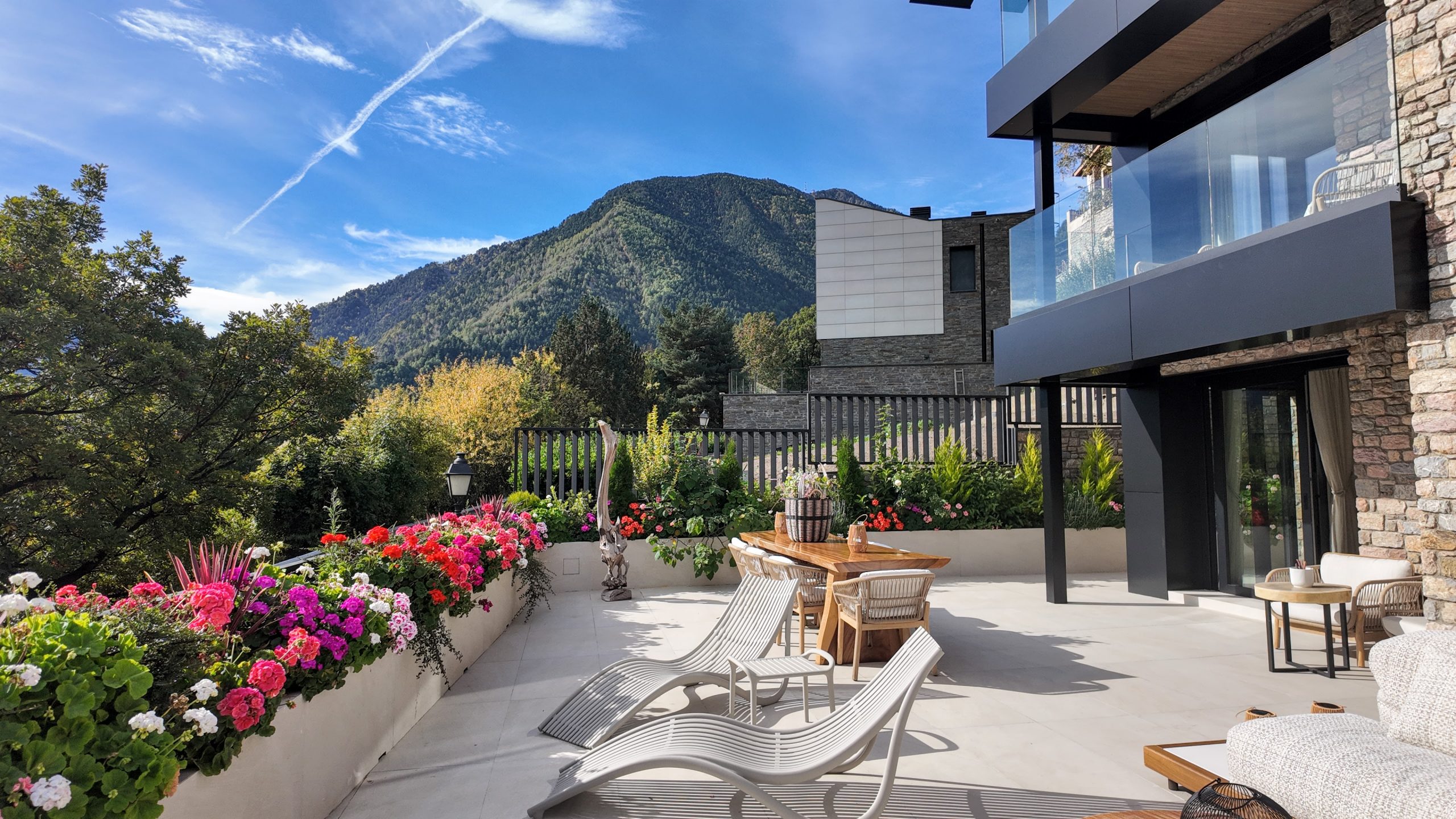 Innovación y lujo para chalets en Andorra Un chalet de lujo en el Principado de Andorra no solo destaca por su ubicación en un paraje único de los Pirineos, sino también por las múltiples posibilidades de domótica, seguridad, ocio y confort que pueden instalarse hoy en día. Estas aplicaciones convierten cualquier propiedad exclusiva en una experiencia personalizada y conectada, ideal para quienes buscan calidad de vida y tecnología avanzada en su hogar. Automatización y domótica inteligente La domótica es una de las principales aplicaciones estrella de los chalets de lujo. Con sistemas inteligentes, es posible controlar la iluminación, persianas, climatización, audio, video, y electrodomésticos desde el teléfono inteligente o tablet. La integración con asistentes de voz como Alexa, Google Home y Siri aporta comodidad y eficiencia energética para gestionar escenarios personalizados según las necesidades de cada momento. Control de iluminación y temperatura por zonas para confort y ahorro Persianas y cortinas automáticas programables Gestión remota de electrodomésticos y sistemas de riego Seguridad avanzada y vigilancia La seguridad es vital en viviendas de alto standing. Sistemas de cámaras CCTV conectadas, alarmas de última generación con aviso a central, control de accesos por huella dactilar, reconocimiento facial o tarjetas, y sensores perimetrales son habituales en chalets de lujo. Cámaras IP en tiempo real accesibles desde cualquier lugar Alarmas inteligentes integradas con el móvil Cerraduras electrónicas y videointerfonía Ocio y bienestar a medida Invertir en aplicaciones de entretenimiento y bienestar da ese toque diferenciador a cualquier chalet. Gimnasios privados con maquinaria conectada, zonas spa con jacuzzis gestionados digitalmente, piscinas climatizadas y sistemas de sonido "multiroom" son parte de la nueva tendencia en viviendas exclusivas. Audio y vídeo en todas las estancias con control centralizado Spa y piscina gestionados mediante apps Salas de cine con proyección inteligente Gestión energética sostenible Los chalets de lujo en Andorra apuestan además por tecnología para la gestión energética eficiente, gracias a paneles solares, baterías de almacenamiento y monitorización inteligente de consumos. Monitorización de energía en tiempo real y optimización automática Integración de sistemas de energía renovable con la domótica Resumen de aplicaciones recomendadas A continuación, un resumen de las principales aplicaciones y sistemas para chalets de lujo en Andorra: Aplicación Descripción breve Domótica centralizada Control de hogar completo desde dispositivos móviles. Asistentes por voz Integración con Alexa, Google Home y Siri. Seguridad inteligente Cámaras, alarmas, acceso biométrico. Audio/Video Multiroom Entretenimiento sincronizado en toda la vivienda. Gestión de energía Monitorización y optimización del consumo. Spa y wellness digital Jacuzzis, sauna y piscina conectada. Un chalet de lujo en Andorra puede incorporar todas estas aplicaciones para maximizar el confort, seguridad y eficiencia, adaptándose perfectamente al estilo de vida conectado y exclusivo que buscan sus propietarios. Si tienes consultas sobre aplicaciones específicas o quieres recibir asesoría personalizada para instalar sistemas inteligentes en tu chalet, el equipo de pirinhouse.com está listo para ayudarte, aprovechando lo último en tecnología residencial y domótica en Andorra.