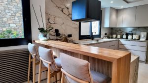 Innovación y lujo para chalets en Andorra Un chalet de lujo en el Principado de Andorra no solo destaca por su ubicación en un paraje único de los Pirineos, sino también por las múltiples posibilidades de domótica, seguridad, ocio y confort que pueden instalarse hoy en día. Estas aplicaciones convierten cualquier propiedad exclusiva en una experiencia personalizada y conectada, ideal para quienes buscan calidad de vida y tecnología avanzada en su hogar.​​ Automatización y domótica inteligente La domótica es una de las principales aplicaciones estrella de los chalets de lujo. Con sistemas inteligentes, es posible controlar la iluminación, persianas, climatización, audio, video, y electrodomésticos desde el teléfono inteligente o tablet. La integración con asistentes de voz como Alexa, Google Home y Siri aporta comodidad y eficiencia energética para gestionar escenarios personalizados según las necesidades de cada momento.​ Control de iluminación y temperatura por zonas para confort y ahorro​ Persianas y cortinas automáticas programables Gestión remota de electrodomésticos y sistemas de riego Seguridad avanzada y vigilancia La seguridad es vital en viviendas de alto standing. Sistemas de cámaras CCTV conectadas, alarmas de última generación con aviso a central, control de accesos por huella dactilar, reconocimiento facial o tarjetas, y sensores perimetrales son habituales en chalets de lujo.​ Cámaras IP en tiempo real accesibles desde cualquier lugar​ Alarmas inteligentes integradas con el móvil Cerraduras electrónicas y videointerfonía Ocio y bienestar a medida Invertir en aplicaciones de entretenimiento y bienestar da ese toque diferenciador a cualquier chalet. Gimnasios privados con maquinaria conectada, zonas spa con jacuzzis gestionados digitalmente, piscinas climatizadas y sistemas de sonido "multiroom" son parte de la nueva tendencia en viviendas exclusivas.​ Audio y vídeo en todas las estancias con control centralizado Spa y piscina gestionados mediante apps Salas de cine con proyección inteligente Gestión energética sostenible Los chalets de lujo en Andorra apuestan además por tecnología para la gestión energética eficiente, gracias a paneles solares, baterías de almacenamiento y monitorización inteligente de consumos.​ Monitorización de energía en tiempo real y optimización automática​ Integración de sistemas de energía renovable con la domótica Resumen de aplicaciones recomendadas A continuación, un resumen de las principales aplicaciones y sistemas para chalets de lujo en Andorra: Aplicación Descripción breve Domótica centralizada Control de hogar completo desde dispositivos móviles. ​ Asistentes por voz Integración con Alexa, Google Home y Siri. ​ Seguridad inteligente Cámaras, alarmas, acceso biométrico. ​ Audio/Video Multiroom Entretenimiento sincronizado en toda la vivienda. ​ Gestión de energía Monitorización y optimización del consumo. ​ Spa y wellness digital Jacuzzis, sauna y piscina conectada. ​ Un chalet de lujo en Andorra puede incorporar todas estas aplicaciones para maximizar el confort, seguridad y eficiencia, adaptándose perfectamente al estilo de vida conectado y exclusivo que buscan sus propietarios.​​ Si tienes consultas sobre aplicaciones específicas o quieres recibir asesoría personalizada para instalar sistemas inteligentes en tu chalet, el equipo de pirinhouse.com está listo para ayudarte, aprovechando lo último en tecnología residencial y domótica en Andorra.​