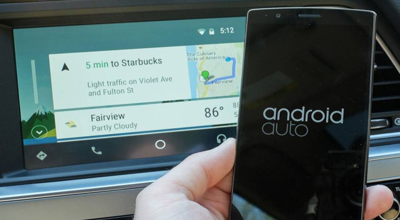 La forma en que enfocamos la conducción y usamos nuestro vehículo ha cambiado enormemente en cuestión de unos años, y es que las capacidades de navegación son cada vez más superiores. Android Auto nos ofrece un gran número de posibilidades, pero cuenta con una función que no todos conocen y que puede resultar un enorme alivio cuando llegamos a nuestra casa. ¿De qué se trata? Es una función desconocida por muchos, pero está presente y en crecimiento dentro de Android Auto. Podemos controlar la domótica o automatización de nuestra vivienda mientras estamos conduciendo, tanto desde Google Home u otros sistemas como SmartThings de Samsung. Las posibilidades son enormes. El control del hogar desde nuestro propio vehículo Una función que en caso de disponer de domótica en nuestro hogar nos hará ganar tiempo. Por ejemplo, gracias al asistente y con nuestra propia voz podremos pedir que encienda las luces de nuestra casa, enchufe la calefacción o el aire acondicionado o incluso preguntar si nos hemos dejado algo encendido, una duda muy habitual. Además, también es posible encender aparatos como un robot aspirador, facilitándonos así que se realicen tareas del hogar mientras no estamos en casa. Es cada vez más habitual el pasar muchas horas fuera de casa y en el coche ya sea por trabajo o cualquier otro motivo, y gracias a sistemas como Android Auto podemos controlar mucho mejor lo que ocurre en nuestro hogar y estar seguros de que este se encuentre en las mejores condiciones posibles para disfrutar y descansar tras un duro día fuera.