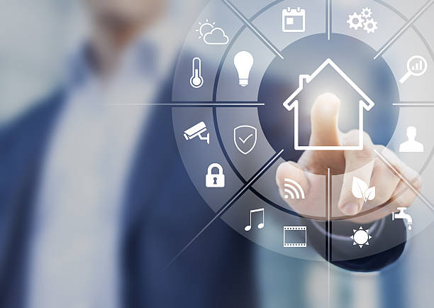 ¿Qué es Thread y por qué es tan importante? Thread es un protocolo de red en malla diseñado específicamente para dispositivos del Internet de las cosas (IoT). A diferencia de otras tecnologías como Wi-Fi o Bluetooth, Thread destaca por su bajo consumo de energía, alta seguridad y capacidad de autorreparación. Esto significa que, si un dispositivo falla, la red puede reconfigurarse automáticamente para mantener la conexión entre los demás equipos. Además, Thread utiliza estándares como IPv6, lo que lo hace compatible con una amplia variedad de dispositivos y sistemas actuales. Esta interoperabilidad es uno de los motivos por los que marcas como Apple, Google y Amazon han adoptado esta tecnología en sus productos más recientes. Ahora mismo Thread es un protocolo que está en auge, sin embargo, echamos de menos que los principales dispositivos de domótica todavía no lo incorporen, al igual que Matter. Ambos protocolos de domótica siguen en desarrollo, si no te importa esperar, lo ideal es que compres dispositivos directamente con Thread y Matter, pero si lo quieres ya mismo, entonces tendrás que recurrir a otras tecnologías, porque esto se puede alargar incluso años. Dispositivos Thread imprescindibles para 2025 La popularidad de Thread ha impulsado una nueva generación de dispositivos diseñados para aprovechar al máximo sus ventajas. Aquí tienes algunos de los mejores productos que puedes considerar para tu casa inteligente. Altavoces inteligentes: HomePod Mini Si buscas un altavoz inteligente que combine funcionalidad y diseño, el HomePod Mini es una opción ideal. Este pequeño dispositivo no solo ofrece un sonido de alta calidad, sino que también actúa como un router de borde para redes Thread, permitiendo que otros dispositivos se conecten y funcionen sin problemas. Además, es compatible con Siri, lo que facilita el control de tu casa por comandos de voz.