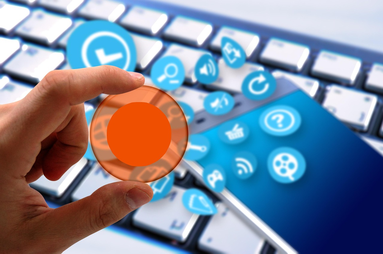Si quieres acceder a tu Home Assistant desde Internet, y hacerlo de la forma más segura, entonces tendrás que instalar y configurar el servidor VPN WireGuard que tenemos la posibilidad de instalar como «Complemento» en el sistema operativo. Si actualmente ya tienes en tu router doméstico o en tu NAS un servidor VPN, ya sea con OpenVPN o bien con WireGuard, no sería necesario que también tuvieras uno instalado, porque a través del router o del NAS podrías acceder a la administración del sistema de domótica. No obstante, si tienes solamente un mini PC y tu router no lo permite, una gran opción es instalarlo directamente aquí.

La forma más sencilla de acceder desde el exterior a nuestro sistema de domótica es abriendo un puerto en nuestro router, no obstante, este método no es nada seguro utilizarlo porque cualquier persona haciendo un escaneo de puertos podría localizarlo, e intentar entrar explotando alguna vulnerabilidad, o simplemente probando usuarios y contraseñas. Por este motivo, solamente os recomendamos acceder a vuestro sistema de domótica desde el exterior usando una VPN local, un proxy inverso como el de Traefik o Nginx, o bien usar Cloudflare Tunnels como ya os hemos explicado anteriormente.

Requisitos para un servidor VPN en Home Assistant

Lo primero que tenemos que hacer para instalar y configurar la VPN de WireGuard, es irnos al perfil de usuario que hayamos registrado, y a mitad de todas las opciones debemos activar el «Modo avanzado«, para tener a nuestra disposición todas las opciones avanzadas del sistema de domótica.

Una vez que hayamos hecho esto, nos tenemos que ir a «Ajustes / Complementos«, aquí es necesario que tengamos el complemento de «File Editor», si no lo tienes os recomendamos que lo instaléis ya que será totalmente necesario para poder configurar la VPN correctamente. También os recomendamos instalar la base de datos de MariaDB como ya os hemos explicado en RedesZone, con el objetivo de que todos los registros se guarden en una base de datos fiable y muy rápida.