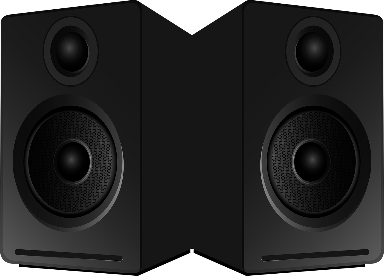 El popular sistema de domótica de Home Assistant no solamente nos permitirá controlar todos los dispositivos de domótica, también podremos añadir integraciones de altavoces inteligentes e incluso altavoces avanzados como los de la marca SONOS entre otros muchos. Los usuarios que son amantes de la música, pueden tener ciertas dificultades para reproducir las canciones que ellos quieran desde una plataforma online o con archivos en local, en los reproductores que tenemos por casa. Music Assistant surge de la necesidad de tener una gran flexibilidad y libertad de elegir tanto el origen de la música como los reproductores, y se puede instalar en Home Assistant como complemento. ¿Quieres conocer todo lo que es capaz este complemento tan interesante?

Para poder instalar complementos en Home Assistant, es completamente necesario disponer de Home Assistant OS, ya sea instalado en un equipo físico o bien virtualizado con diferentes softwares de virtualización como VMware, Virtual Box, e incluso también en Proxmox y muchos más. Una vez que tengas instalado HAOS en tu equipo, podrás instalar una gran cantidad de complementos muy interesantes para extender las funcionalidades del sistema de domótica.

Nuestra recomendación es que instales este sistema de domótica en un mini PC usando virtualización con Proxmox, es totalmente gratis y podrás tener a tu disposición tanto copias de seguridad de la máquina virtual, como también snapshots para volver hacia atrás y que enseguida tengamos disponible el sistema operativo.

Otra opción muy interesante es instalarlo virtualizado en un NAS, por ejemplo, si usas QNAP podrías virtualizar Home Assistant en Virtualization Station, también tendrás a tu disposición copias de seguridad avanzadas, así como snapshots y muchas funcionalidades avanzadas que nos brinda QNAP. El resto de marcas como Synology o ASUSTOR, así como otros sistemas operativos orientados a NAS como TrueNAS Scale o unRAID, también soportan virtualización de sistemas operativos completos.