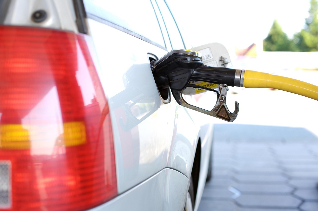 Si eres, al igual que yo, de los que les gusta encontrar el precio de la gasolina más barato posible, deberías saber que ahora puedes integrar las gasolineras de tu zona o país, directamente en tu sistema de domótica con Home Assistant. Gracias a la flexibilidad de Home Assistant, ahora es posible integrar los datos de las gasolineras de España directamente en tu sistema domótico, para que así te avise cuando el precio del combustible baje de un cierto valor, o para realizar diferentes gráficos para ver la evolución, y todo ello de forma completamente local. Por lo que podrás estar informado en todo momento de manera automática sin que tengas que buscar la información tú mismo. El sistema de domótica de Home Assistant puede servir para mucho más que controlar todo nuestro hogar, y es que, gracias a HACS, tenemos la posibilidad de instalar software adicional para hacer acciones realmente interesantes. Por lo que resulta interesante todas las opciones que se pueden aprovechar, entre ellas, la que hoy en RedesZone os vamos a enseñar. Se trata ni más ni menos que de una guía paso a paso para que puedas hacerlo de manera sencilla y aprovechar esta funcionalidad para ahorrar en combustible a partir de ahora. De esta manera, te podrás olvidar de buscar en Internet cuáles son las gasolineras más baratas cerca de ti, ya que Home Assistant lo hará por ti, y todo a través de esta simple integración que vamos a explicar a continuación. ¿Por qué integrar gasolineras en Home Assistant? Imagínatelo: sales de casa, necesitas repostar, pero no sabes cuál es la gasolinera más barata en tu zona. Con Home Assistant y el componente Gasolineras de España, puedes tener esta información al alcance de tu mano. Y no solo esto, sino que si vives en una zona con varias gasolineras, tendrás la oportunidad de conocer en cuestión de segundos cuál es la más barata. Con esta alternativa no solo te ayuda a ahorrar dinero, sino que también optimiza tus desplazamientos al indicarte dónde repostar con mejores precios. Además, al integrar este componente puedes tener acceso a otra serie de características que también resultan interesantes:
