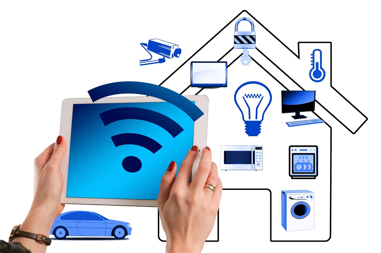 La tecnología ha avanzado significativamente en los últimos años, y uno de los campos que ha experimentado un gran crecimiento es la  domótica. Expertos de Seguritech Privada señalan que la domótica es una disciplina tecnológica que se aplica en los edificios, hogares o infraestructuras más grandes como mansiones con el objetivo de satisfacer las necesidades básicas de seguridad, comunicación, gestión energética y confort de las personas que las habitan.

La domótica proporciona distintos niveles de automatización en el hogar a través de una app móvil o central de mando, los cuales reciben las órdenes emitidas por el usuario y las transmiten a los nodos  domóticos que forman parte de la instalación del hogar o mansión. Esto permite automatizar rubros como la electricidad, electrónica y la informática, todo con el objetivo de asegurar al usuario un aumento de la comodidad, ahorro de energía y seguridad; además de facilitar la comunicación y el entretenimiento.

La domótica ofrece una amplia gama de beneficios, incluyendo:

- Seguridad: La domótica permite el control y manejo de diversas tecnologías que hacen posible el monitoreo y seguimiento en caso de emergencia. Esto incluye sistemas de alarma, detectores de humo, gas o fuego, y sistemas de videovigilancia.
- Confort: La domótica permite gestionar funciones como la iluminación, la temperatura y la climatización, lo que aumenta la comodidad y el confort en el hogar.
- Ahorro de Energía: La domótica permite eficientar la energía eléctrica, al permitir el control de la iluminación y la climatización.
- Comunicación: La domótica facilita la comunicación y el entretenimiento en el hogar.

“Al integrar sistemas de domótica en el hogar, los usuarios pueden disfrutar de una mayor comodidad y seguridad, mientras que también pueden reducir su consumo de energía y mejorar su calidad de vida”, asegura Ariel Picker, CEO de Seguritech.

La domótica es una tecnología innovadora que ofrece una amplia gama de beneficios, incluyendo la seguridad, el confort, el ahorro de energía y la comunicación.
