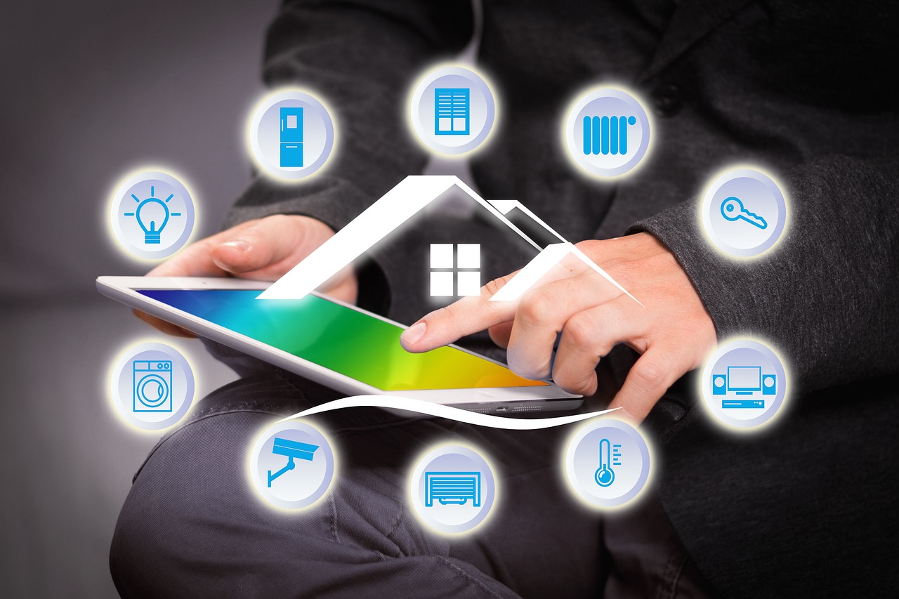 ¿Qué es Thread y por qué es tan importante? Thread es un protocolo de red en malla diseñado específicamente para dispositivos del Internet de las cosas (IoT). A diferencia de otras tecnologías como Wi-Fi o Bluetooth, Thread destaca por su bajo consumo de energía, alta seguridad y capacidad de autorreparación. Esto significa que, si un dispositivo falla, la red puede reconfigurarse automáticamente para mantener la conexión entre los demás equipos. Además, Thread utiliza estándares como IPv6, lo que lo hace compatible con una amplia variedad de dispositivos y sistemas actuales. Esta interoperabilidad es uno de los motivos por los que marcas como Apple, Google y Amazon han adoptado esta tecnología en sus productos más recientes. Ahora mismo Thread es un protocolo que está en auge, sin embargo, echamos de menos que los principales dispositivos de domótica todavía no lo incorporen, al igual que Matter. Ambos protocolos de domótica siguen en desarrollo, si no te importa esperar, lo ideal es que compres dispositivos directamente con Thread y Matter, pero si lo quieres ya mismo, entonces tendrás que recurrir a otras tecnologías, porque esto se puede alargar incluso años. Dispositivos Thread imprescindibles para 2025 La popularidad de Thread ha impulsado una nueva generación de dispositivos diseñados para aprovechar al máximo sus ventajas. Aquí tienes algunos de los mejores productos que puedes considerar para tu casa inteligente. Altavoces inteligentes: HomePod Mini Si buscas un altavoz inteligente que combine funcionalidad y diseño, el HomePod Mini es una opción ideal. Este pequeño dispositivo no solo ofrece un sonido de alta calidad, sino que también actúa como un router de borde para redes Thread, permitiendo que otros dispositivos se conecten y funcionen sin problemas. Además, es compatible con Siri, lo que facilita el control de tu casa por comandos de voz.